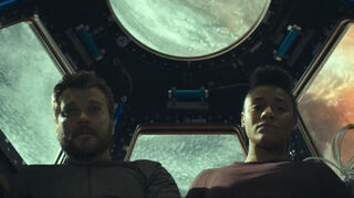 Auf der Erde bricht ein Atomkrieg aus. Plötzlich kommt es auch auf der Raumstation zu Konflikten.