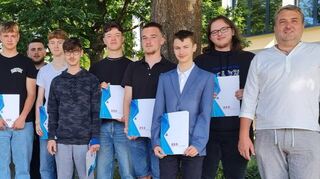 Die Absolventen der Zweijährigen Berufsfachschule Metall/Elektro mit ihrem Klassenlehrer Martin Strittmatter und dem Schulleiter Carlo Götz.