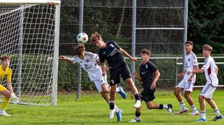 In einem packenden Finale des „Bühnenbau Wertheim Cup“ holte der 1. FC Nürnberg (in Weiß) den Turniersieg, und zwar mit einem 1:0 gegen den FC Augsburg.
