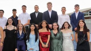 Die Klassen 9a (linkes Bild) und 9b der Werkrealschule Tauberbischofsheim.