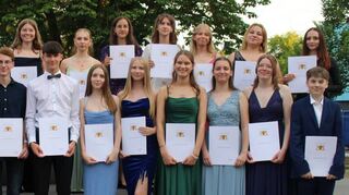 84 Jugendliche haben an der Realschule am Schulzentrum am Wört in Tauberbischofsheim ihre Mittlere Reife geschafft. Die erfolgreichen Schüler der Klassen 10c, 10d, 10e und 10f (von oben nach unten).