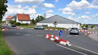 Die Pylonen im Versuchskreisel in der Buchener Straße weisen zahlreiche Gebrauchsspuren durch Reifenabrieb auf.