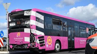 Nach einem Unfall bei Bürstadt ist dieser Bus des Riedbahn-Ersatzverkehrs vorerst nicht mehr einsatzbereit.