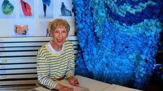 Papier ist ihr Material: Uta Dorra in ihrem Mannheimer Atelier.