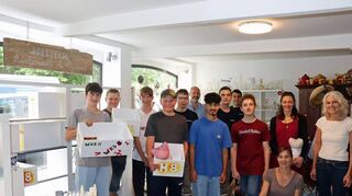 Technikschüler der Werkrealschule in Creglingen fertigten unter Anleitung von Winkler Design Röttingen für den Komm-Laden in Creglingen zusätzliche Regale und Baukästen zur Warenpräsentation an.