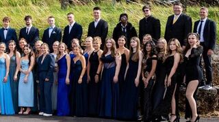 67 gute Gründe zum Feiern: Alle Abiturienten des Wirtschaftsgymnasiums Bad Mergentheim mit ihren Klassenlehrern, dem Schulleiter Volker Stephan und Abteilungsleiter Walter Kraus.