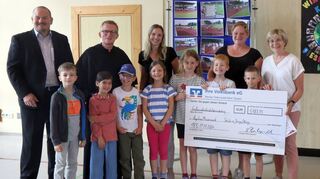 Der symbolische „Scheck“ wurde an Pater Peter Reinl übergeben.