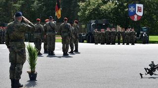 20 Rekrutinnen und Rekruten legten beim feierlichen Gelöbnis am Exerzierplatz in der Nibelungenkaserne in Walldürn ihren Eid ab.
