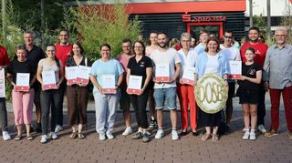 Vertreter der Bundespreisträger des Sportabzeichen-Wettbewerbs der Sparkassen-Finanzgruppe gemeinsam mit (von links) Volker Silberzahn (Sportkreisvorsitzender Mergentheim), Elisabeth Krug (Kreis-sozialdezernentin), Herbert Bieber (Bürgermeisterstellvertreter Lauda-Königshofen), Peter Vogel (Vorstandsvorsitzender Sparkasse Tauberfranken), Michael Geidl (Sportkreisjugendreferent Tauberbischofsheim) und Marco Schneider (Leiter Privatkundengeschäft Sparkasse Tauberfranken) sowie (von rechts) Armin Schaupp (Sportkreisvorsitzender Tauberbischofsheim) und Marcus Haas (Bereichsleiter Unternehmenssteuerung Sparkasse Tauberfranken).