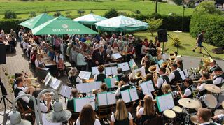 Bunt war das Programm, mit dem der Musikverein Ballenberg seine Fans bei der Sommerserenade begeisterte.