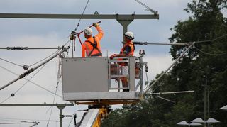 Am Bahnhof Walldorf (Hessen) herrscht bei der Generalsanierung der Riedbahn schon Hochbetrieb. Hier durchtrennt ein Arbeiter die Oberleitung.