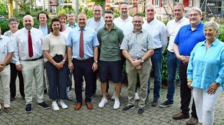 Die frisch auf ihr kommunales Ehrenamt verpflichteten Mitglieder des neuen Niederstettener Gemeinderats – zusammen mit Bürgermeisterin Heike Naber (rechts).