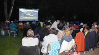 Das Open-Air-Kino wurde von der kfd im Kurpark organisiert. Anklang fand die Bastelaktion der Ministranten im Dorotheagarten. Gut besucht war auch das „Offene Singen“ vor dem Götzenturm.