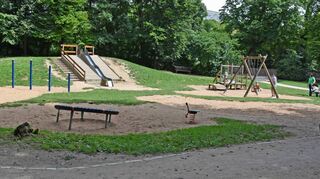 Der Spielplatz im Schlosspark erhält im September eine weitere Attraktion und der Sandbereich wird vergrößert.