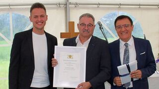 Froh und stolz überreichte Ahorns Bürgermeister Benjamin Czernin seine erste Landesehrennadel an Roland Englert. Mit ihnen freute sich Landtagsvizepräsident Professor Dr. Wolfgang Reinhart (von links).