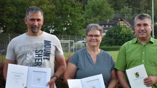 Mit der Ehrennadel und Ehrenurkunde des Gemeindetags für zehn Jahre ehrenamtliche Tätigkeit im Ortschaftsrat wurden von Bürgermeisterin Heidrun Beck (rechts) Ingo Keppner, Karin Körner und Frank Wagenblast (von links) geehrt.