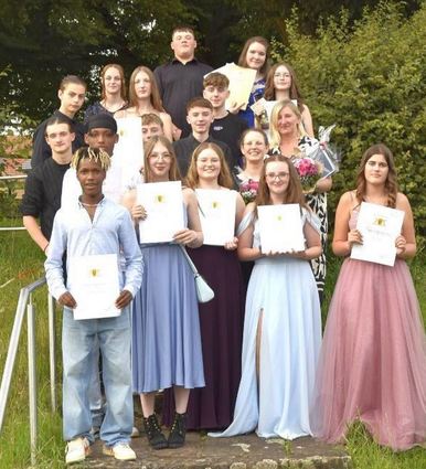 Die Schüler der Klasse 9 (links) freuen sich über ihren gelungenen Hauptschulabschluss, rechts die Klasse 10 mit der „Mittleren Reife“.
