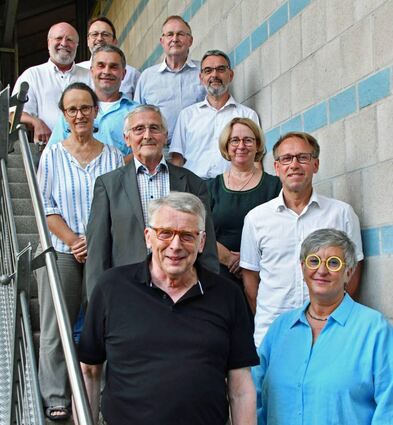 Die verabschiedeten Gemeinderätinnen und -räte mit Heike Naber vor dem Sitzungsort „Kult“.