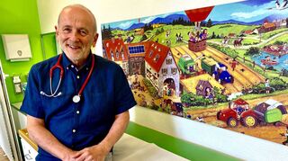 Dr. Rolf Ebert kämpft dafür, dass die Praxis in der Würzburger Straße nicht geschlossen werden muss.