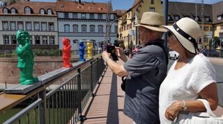 Ein Ehepaar aus Deutschland macht zurzeit eine Flusskreuzfahrt, die am Freitag einen Stopp in Wertheim einlegte. Das Paar war ganz begeistert von den kleinen Optimisten, die seit Wochen wieder die Tauberbrücke „bevölkern“.