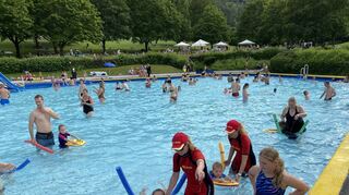 „Vorschulkinder lernen schwimmen“ heißt das Projekt der DLRG Königshofen. Dafür wird sich von der Stiftung Kinderland zusammen mit der Stiftung Wiedekind finanziell gefördert.
