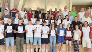 18 neuen Übungsleiterinnen und Übungsleiter fanden sich im Atrium des Burghardt-Gymnasiums Buchen zur feierlichen Urkundenübergabe ein.