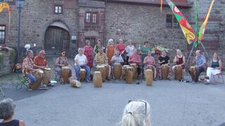 Die Külsheimer Trommelgruppe „Blefono“ erfreute bei ihrem Konzert vor dem Schloss das Publikum.