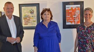 „Am Anfang ist das Wort“ heißt die Ausstellung mit Werken von Krystyna Kuhn (Mitte), die im Beisein von Bürgermeister Thomas Stamm und Laudatorin Dr. Nicol Goudarzi in Marktheidenfeld eröffnet wurde.