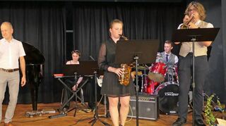 Nach 13 Jahren als Leiter des Wertheimer Dietrich-Bonhoeffer-Gymnasiums wurde Oberstudiendirektor Reinhard Lieb (Zweiter von links) inmitten der Schulgemeinschaft nun verabschiedet. Gerne nahm er dabei die Einladung der Phönix-Bigband zu einem gemeinsamen Auftritt an.
