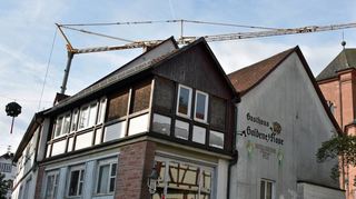 Das Baustellenschild am Gasthaus „Goldene Rose“ bezieht sich nicht auf dieses sondern auf die Sanierungsarbeiten des Stadt- und Wallfahrtsmuseums.