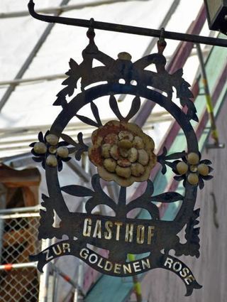 Das Schild des Gasthauses rostet immer mehr und verliert den goldenen Glanz.