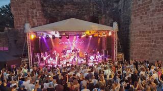 Die zahlreichen Besucher am Sonntag auf der Burg hatten von der ersten bis letzten Minute richtig Spaß. Sie sangen mit, tanzten und sorgten nach einem über zweistündigen Konzert für den großen Gänsehautmoment.
