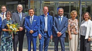 Dr. Jürgen Gernert (Mitte) wurde nach 15 Jahren als Direktor des Martin-Schleyer-Gymnasiums in Lauda verabschiedet. Das Bild zeigt ihn zusammen mit (von links) den Schülersprechern Florian Christ und Franziska Fischer, Dr. Thomas Hölz vom RP Stuttgart, Mattias Götzke, Elvira Gernert, Dr. Wolfgang Reinhart, Bürgermeister Dr. Lukas Braun, stellvertretender Schulleiter Christoph Müller sowie Anette Wedig und Kerstin Rademacher.