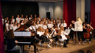 Die Chöre und Orchester sowie die Bigband des Martin-Schleyer-Gymnasiums umrahmten die Verabschiedung von Jürgen Gernert musikalisch. Eigens für den scheidenden Direktor formierte sich der Lehrerprojektchor.