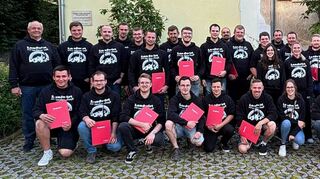 Die Absolventen (kniend): Joshua Scheidel, Markus Rüttler, Yannick Weber,David Beyer, Moritz Pfeifer, Sven Wegner, Marei Stammler, Gabriel Mütsch, Marco Schmidt, Andreas Hauf; (hintere Reihe von links) Lehrer Norbert Beck, Lars Amann, Marvin Rappold, Jonathan Wicker, Julian Reichert,Timo Ditter, Lars Wundling, Aron Weber, Jochen Kreußer, Axel Volk, Benny Merkert, Moritz Brunner, Anja Frank, Thomas Volk, Benny Bopp, Daniela Bohlig, Tim Seubert, Lehrer Waldemar Hein, Andre Rudolf, Ausbildungsberaterin Vanessa Schönbein und Schulleiterin Anke Mund. Es fehlen Simon Hornung und Andre Rudolf.