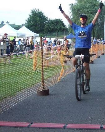 Geschafft: Zieleinfahrt beim 12-Stunden-Rennen in Külsheim.