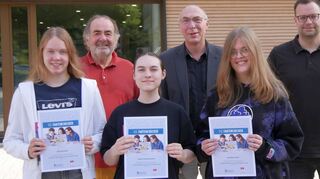 Erfolgreiche „Faktenchecker“ (vorne von links): Alina Kretzler, Tamira Scheuermann und Annalena Haas mit (hinten von links) Projektleiter Wolfgang Berger, BGB-Schulleiter Jochen Schwab und dem zuständigen Lehrer Philipp Götz.