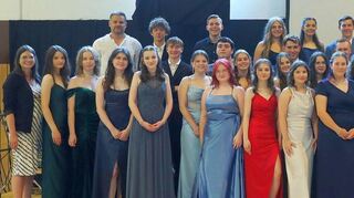 Die Absolventen der Umpfertalschule Boxberg gemeinsam mit ihren Mentoren und Schulleiter Andreas Böhrer.