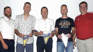 Für besondere Verdienste in langjährigen Funktionen in der Abteilung wurden Thomas Stirnkorb, Thomas Jäger und Stefan Mätzsch mit der Ehren-, bzw. Jugend-Ehrennadel in Bronze ausgezeichnet. Mit auf dem Bild Abteilungsleiter Bastian Bulenda (links) und Bezirksvorsitzender Hartmut Megerle.