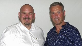Sportkreisvorsitzender Volker Silberzahn (rechts) überreichte dem TSV-Vorsitzenden Dirk Schlenker die WLSB-Ehrennadel in Silber für sein langjähriges, ungebrochenes Engagement für den Sportverein.