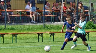 Natürlich wurde rund ums Sportheim am Wochenende auch Fußball gespielt: Im Bild eine Szene aus einer Jugend-Begegnung zwischen den Gastgebern (helles Trikot) und Gästen aus Marktbreit.