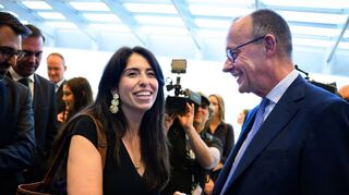 Die Mannheimer Bundestagsabgeordnete Melis Sekmen wird von Friedrich Merz, dem Vorsitzenden der CDU/CSU-Bundestagsfraktion, begrüßt.