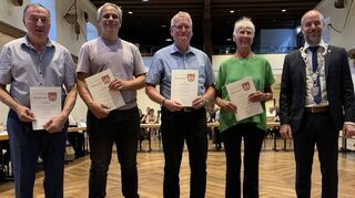 Die verabschiedeten Ortsvorsteher (v.l.): Wolfgang Walzenbach, Steffen Berberich, Dieter Elbert, Christel Erbacher zusammen mit Bürgermeister Stefan Grimm.