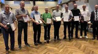 Die vom Gemeindetag gehrten (v.l.): Wolfgang Walzenbach (30 Jahre), Thomas Leithold (20), Dieter Elbert (25), Christel Erbacher (10), Peter Haas (10), Michael Messerer (10), Siegfried Horn (20) und Markus Weniger (30) zusammen mit Bürgermeister Stefan Grimm.