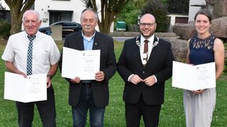 Wolfgang Stich (von links), Hubert Mühling und Gina Bodirsky legten jeweils ihr Amt als Ortsvorsteher nieder. Für ihr Engagement erhielten sie eine Auszeichnung von Bürgermeister Meikel Dörr.