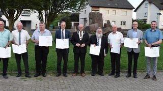 Die ausscheidenden Stadträte mit Bürgermeister Meikel Dörr (Mitte): Bernd Müller (von links), Wolfgang Stich, Anton Bopp, Gotthard Schmidt, Josef Gerold, Alfred Günther, Jürgen Schmeiser und Timo Kern.