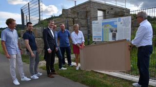 Informationen zu den Bauwerken des Zweckverbands Wasserversorgung Mittlere Tauber gibt es künftig an Schuldern, die nach und nach angebracht werden. Am Montag wurde das erste am Brunnen 3 bei Dittigheim unterhalb des Wasserwerks enthüllt (von links): Markus Wessels, Johannes Leibold, Georg Wyrwoll, Klaus Seidenspinner, Klaus Treutlein, Anette Schmidt und Joachim Markert.