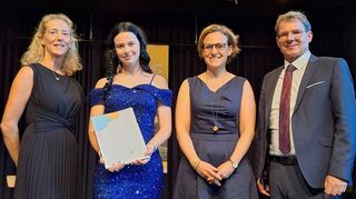 Sozialpreisträgerin Mailine Kernbach freut sich zusammen mit Schulleiter Christof Kieser, Abteilungsleitung Elisa Münster und Ehrenamtskoordinatorin Tanja Bauer von der Johannes-Diakonie über ihre Auszeichnung.