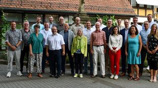 Der neugewählte Gemeinderat von Lauda-Königshofen wurde bei der konstituierenden Sitzung von Bürgermeister Dr. Lukas Braun (Neunter von rechts) verpflichtet: (vordere Reihe von links) Thorsten Haas, Alois Imhof, Anja Günther, Jörg Aeckerle, Harald Rudelgaß, Hubert Segeritz, Ruth Römig, Marco Hess, Karl Höfling, Tim Tolle, Eva-Maria Fürst, Angelika Tolle-Rennebarth, Reinhard Vollmer, Sarah Müller und Gerd Holler sowie (hinterer Reihe von links) Fabian Schwab, Jochen Groß, Dr. Hans-Dieter Heinrich, Ulrich Stier, Sebastian Groß, Fabian Bayer, Dominik Martin, Tobias Sauer, Herbert Bieber und Philip Hahn, es fehlt Dorothee Walter.