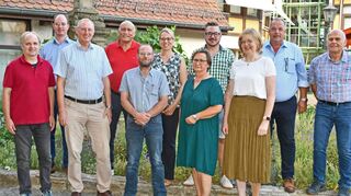 Zehn Gemeinderäte schieden aus dem Gremium aus. Bürgermeister Dr. Lukas Braun (Zweiter von links) würdigte die Arbeit von (von links) Andreas Schäffner, Dr. Ronald Fricke, Werner Faul, Christof Kulzer, Tamara Weiland-Müller, Anette Vogel, Frank Schönhöfer, Anita Spinner, Norbert Groß und Karl Schweizer.